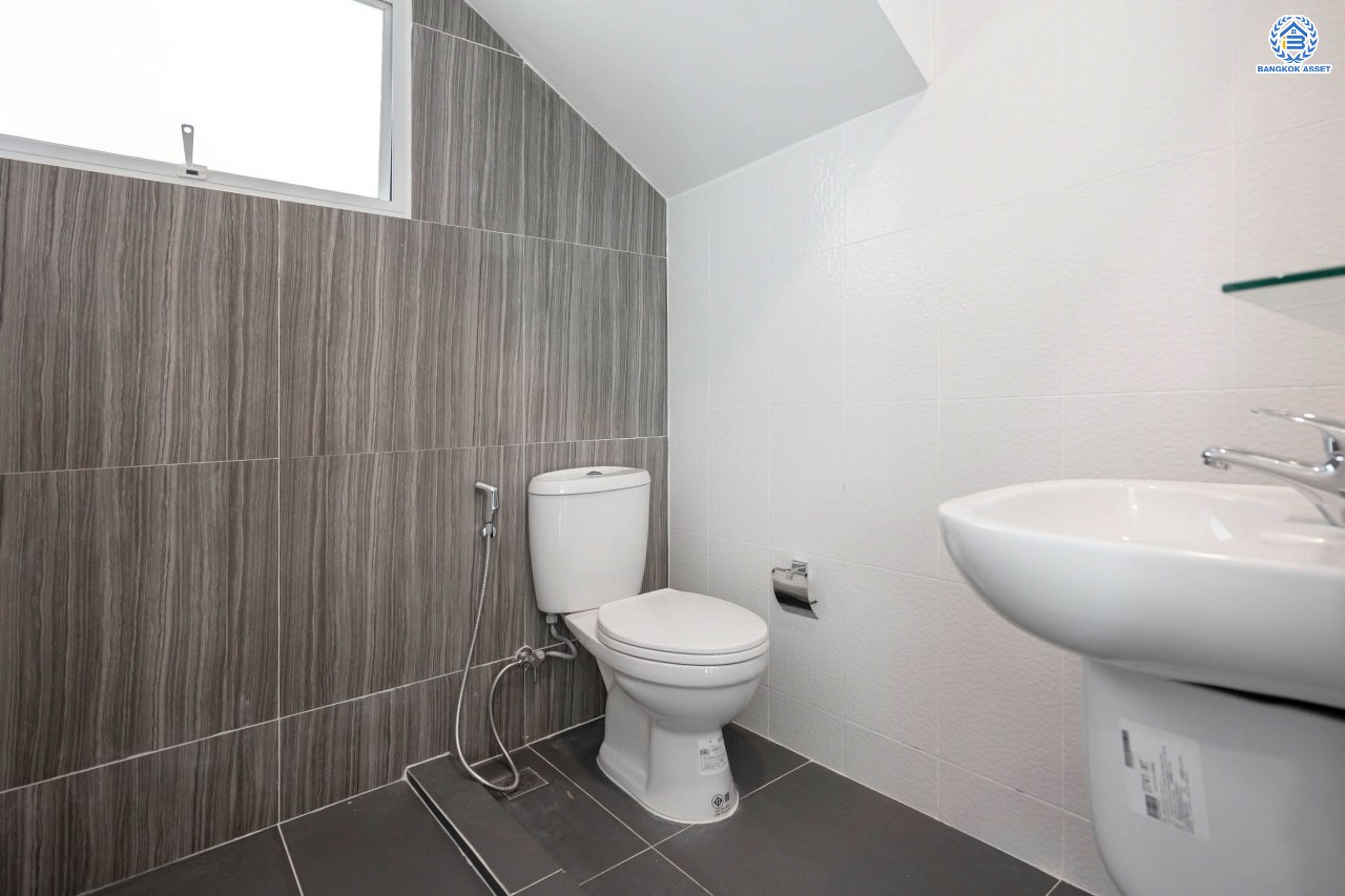 บ้านมือสองตกแต่งใหม่ แบรนด์ Property Perfect ม.เพอร์เฟคพาร์ค บางบัวทอง เนื้อที่ 36 ตร.ว. ฟังก์ชัน 3 ห้องนอน 2 ห้องน้ำ 2 ที่จอดรถ เติมเต็มทุกความต้องการ ใช้ชีวิตแบบใกล้ชิดธรรมชาติ บนทำเลเดินทางสะดวก เชื่อมต่อ ถ.กาญจนาภิเษก ใกล้ทางด่วน"ศรีรัช" และรถไฟฟ้าสายสีม่วง "สถานีคลองบางไผ่"